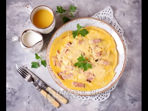 Фото блюда: Омлет с ветчиной и сыром на сковороде