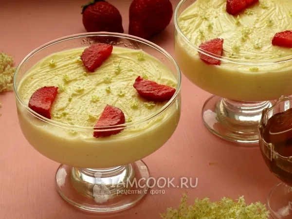 Фото готового блюда: Сливочный пудинг с цветами бузины