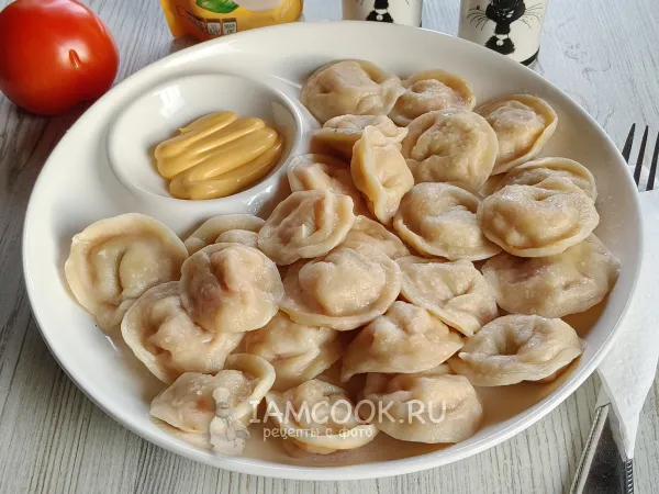 Фото готового блюда: Пельмени с помидорами и сыром