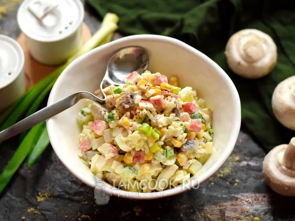 Фото готового блюда: Салат с крабовыми палочками, грибами и кукурузой