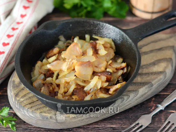 Фото блюда: Жареное сало с луком на сковороде