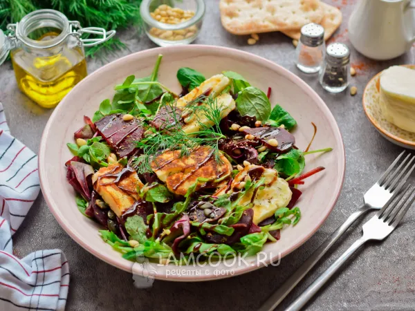 Фото блюда: Салат со свеклой и жареным сыром