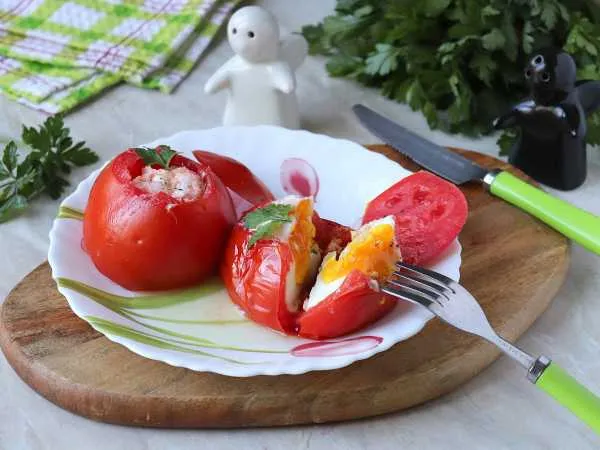 Фото готового блюда: Яйцо в помидоре в микроволновке