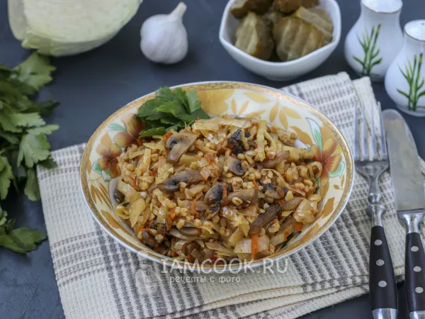 Фото готового блюда: Тушёная капуста с грибами и булгуром