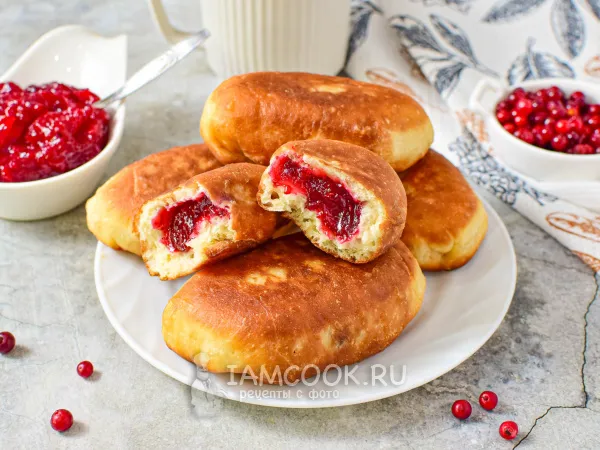 Фото готового блюда: Пирожки с брусникой из дрожжевого теста на сковороде