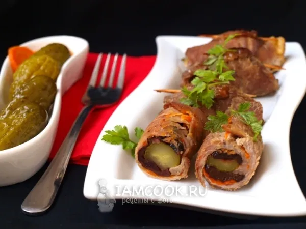 Фото блюда: Мясные рулетики с корнишонами и черносливом
