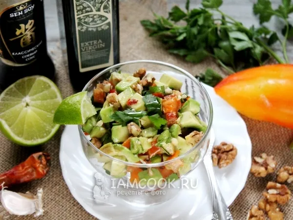 Фото готового блюда: Сальса из авокадо со сладким перцем и орехами