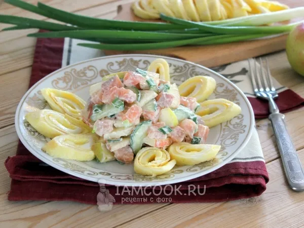 Фото готового блюда: Салат с красной рыбой и омлетом