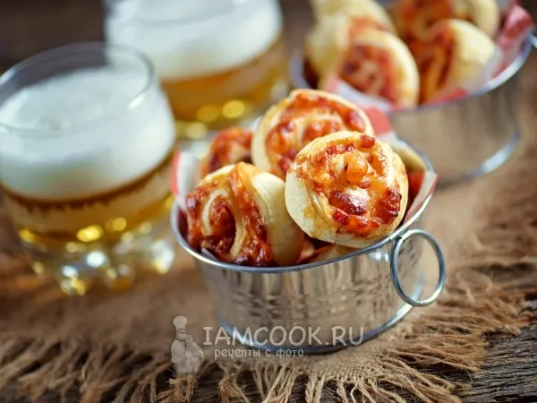 Фото блюда: Розочки из слоеного теста с ветчиной и сыром