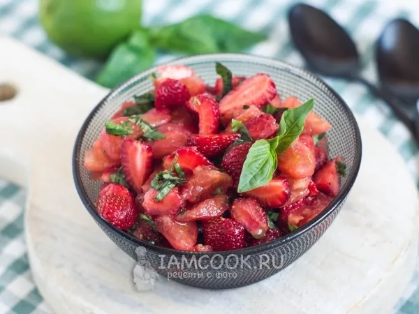 Фото готового блюда: Салат из клубники с помидорами