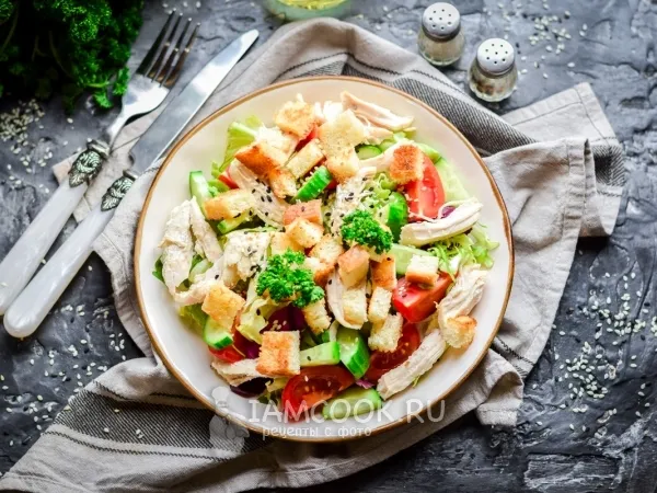 Фото готового блюда: Салат с курицей, помидорами, огурцами и сухариками