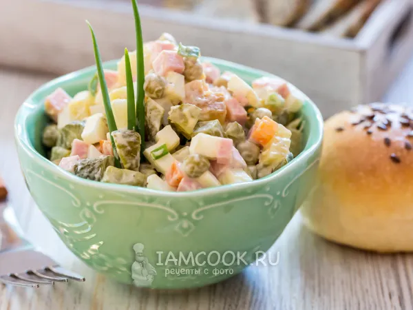 Фото готового блюда: Салат «Столичный» с колбасой и маринованными огурцами