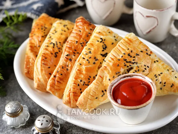 Фото готового блюда: Слойки с фаршем и сыром