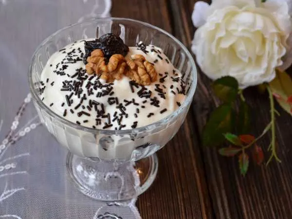 Фото готового блюда: Чернослив фаршированный грецкими орехами в сметане