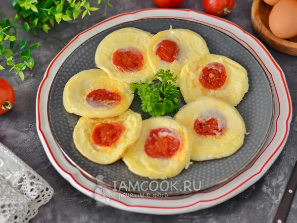 Фото готового блюда: Омлет с помидорами без молока на сковороде