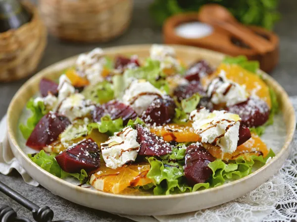 Фото готового блюда: Салат из свеклы с апельсином и сыром