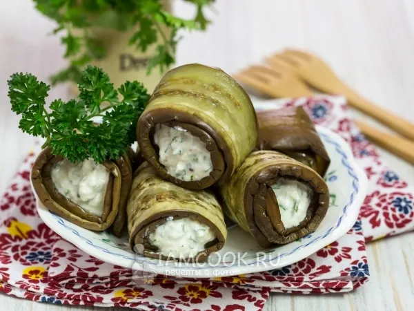 Фото готового блюда: Рулетики из баклажанов с творогом