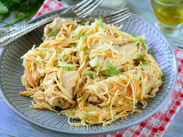 Фото блюда: Жареная вермишель с курицей на сковороде