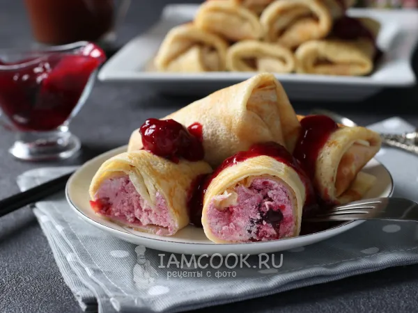 Фото готового блюда: Блины с творогом и вишней