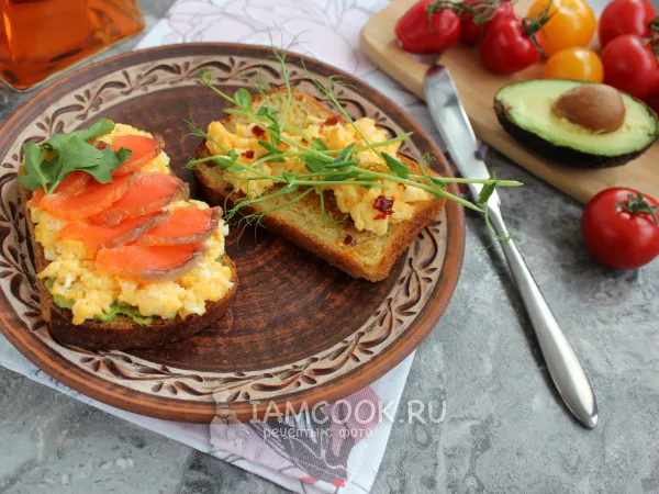 Фото готового блюда: Бутерброды с жареным яйцом