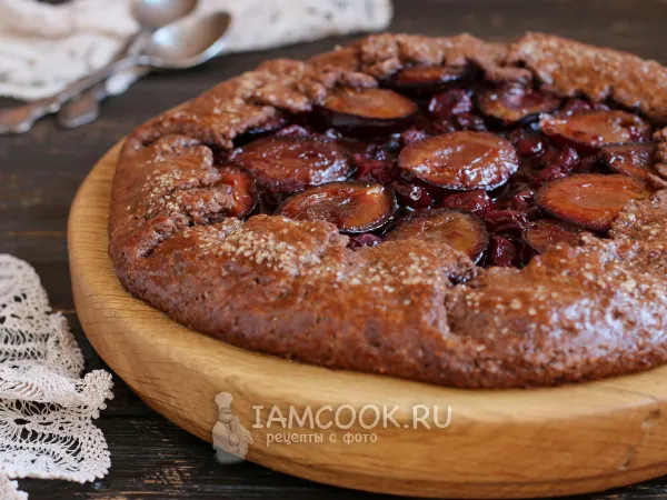 Фото готового блюда: Шоколадная галета с вишней и сливами