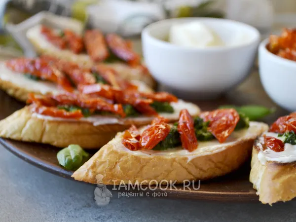 Фото блюда: Брускетты с песто и вялеными помидорами