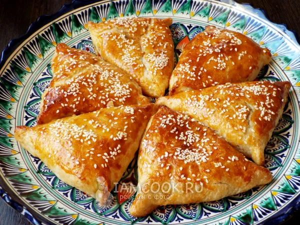 Фото готового блюда: Самса с капустой в духовке