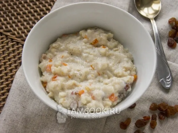 Фото готового блюда: Овсяная каша на молоке с тыквой и изюмом