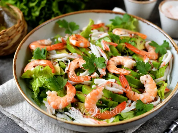 Фото готового блюда: Салат с креветками, крабовыми палочками и авокадо
