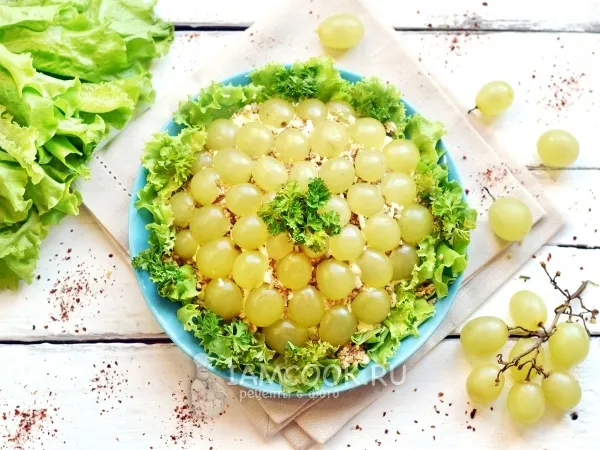 Фото блюда: Салат «Тиффани» с копченой курицей и виноградом
