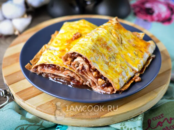 Фото готового блюда: Рулет из лаваша с вареньем в духовке