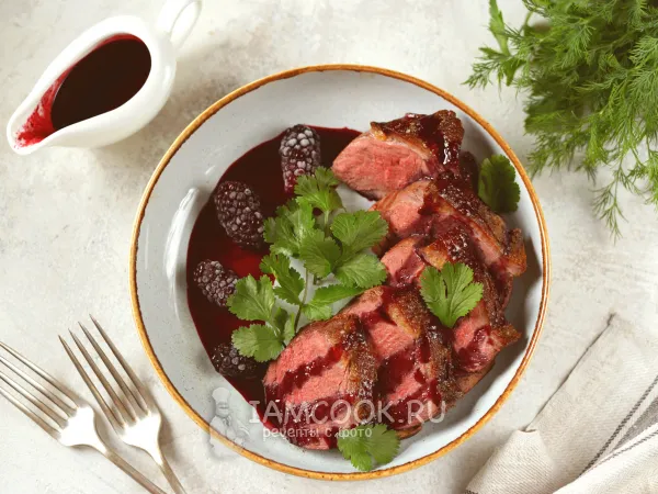 Фото готового блюда: Утиная грудка в ежевичном соусе