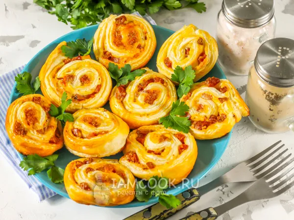 Фото готового блюда: Улитки из слоеного теста с колбасой и сыром