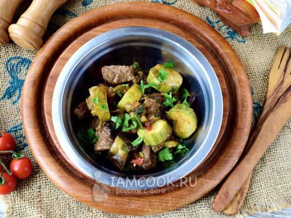 Фото готового блюда: Тушеная говядина с баклажанами и кабачками