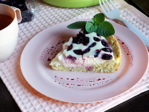 Фото блюда: Песочный пирог с жимолостью и творогом