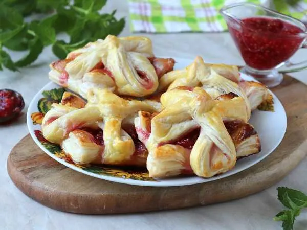 Фото готового блюда: Слойки с малиновым вареньем