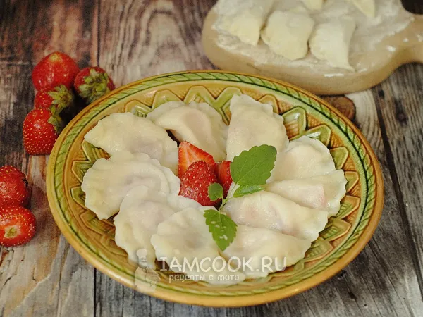 Фото блюда: Вареники с клубникой (из теста на молоке)