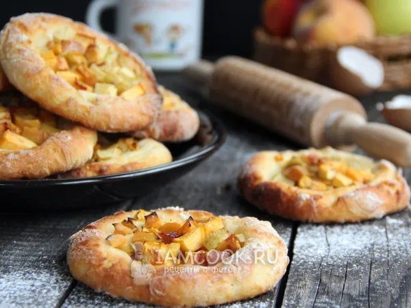 Фото готового блюда: Творожные ватрушки с фруктами