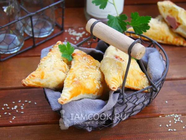 Фото готового блюда: Турновер с сосиской и сыром