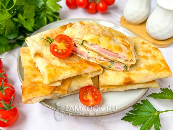 Фото готового блюда: Конвертики из лаваша с колбасой и сыром