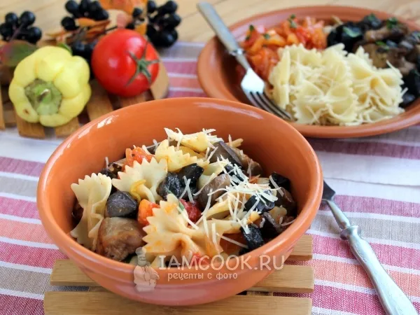 Фото блюда: Паста с курицей, грибами и овощным соусом