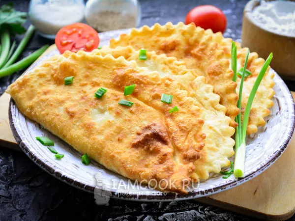 Фото готового блюда: Чебуреки с курицей и сыром