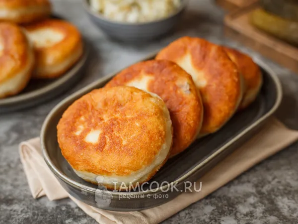 Фото готового блюда: Пирожки с рисом и солеными огурцами
