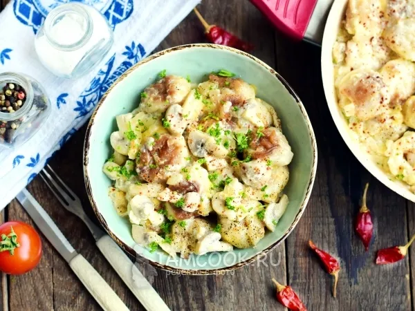 Фото готового блюда: Жареные пельмени с грибами в сметане