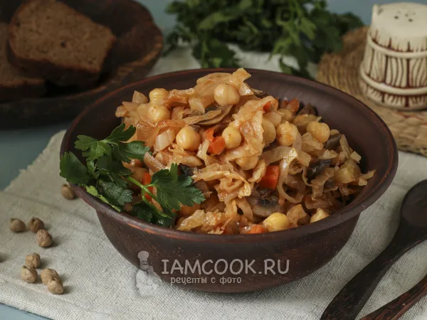 Фото готового блюда: Тушёная капуста с грибами и нутом