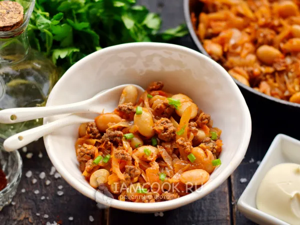 Фото готового блюда: Тушеная капуста с фаршем и фасолью