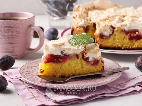 Фото готового блюда: Сливовый пирог с меренгой