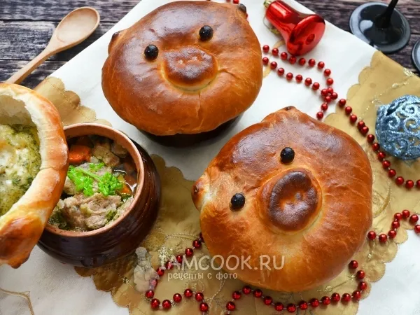 Фото блюда: Мясо в горшочке с крышкой из теста (в форме хрюшки)