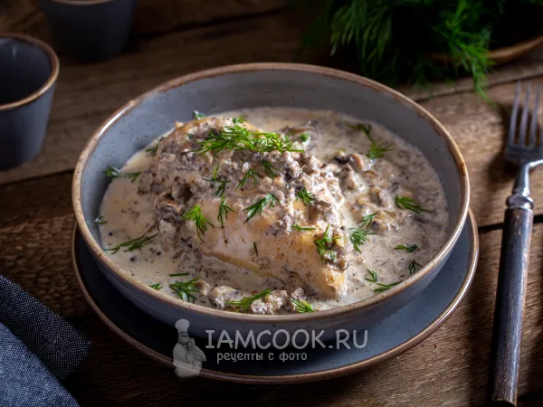 Фото готового блюда: Курица в сливочно-грибном соусе на сковороде (из грудки)