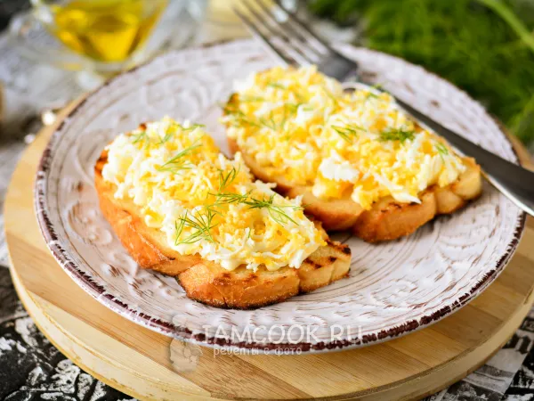 Фото готового блюда: Гренки (из батона) с яйцом и чесноком на сковороде